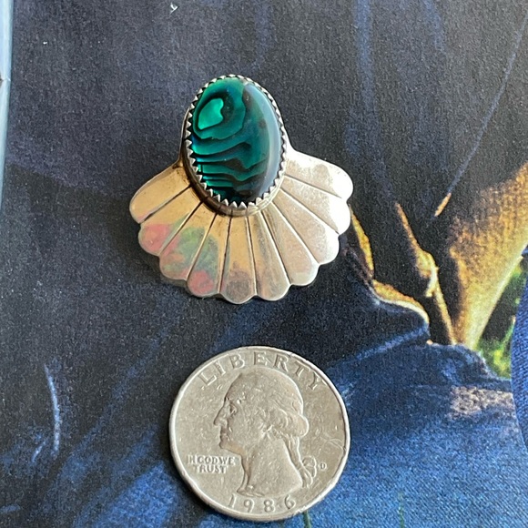 Elegant Silver Fan Earrings with Green Stone - Picture 5 of 6